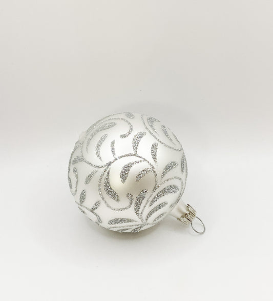 Kleine Kugel weiss matt mit silbernen Blätterranken