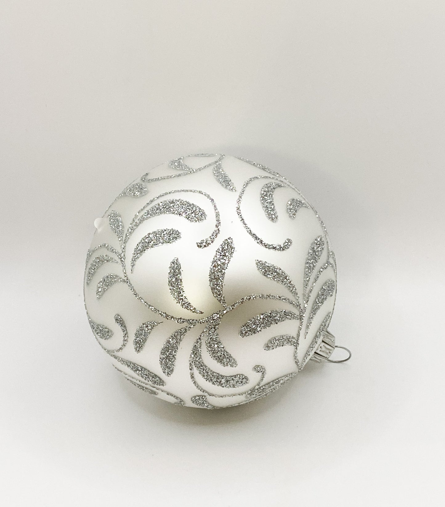 Ball white matt with silver leaf tendrils