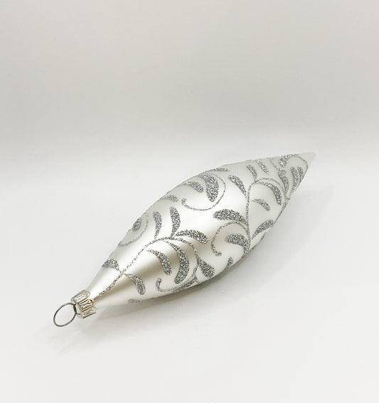 Lange Olive weiss matt mit silbernen Blätterranken