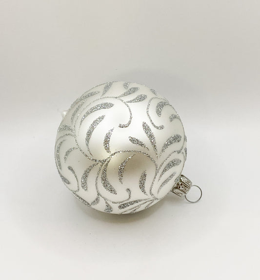 Mittlere Kugel weiss matt mit silbernen Blätterranken