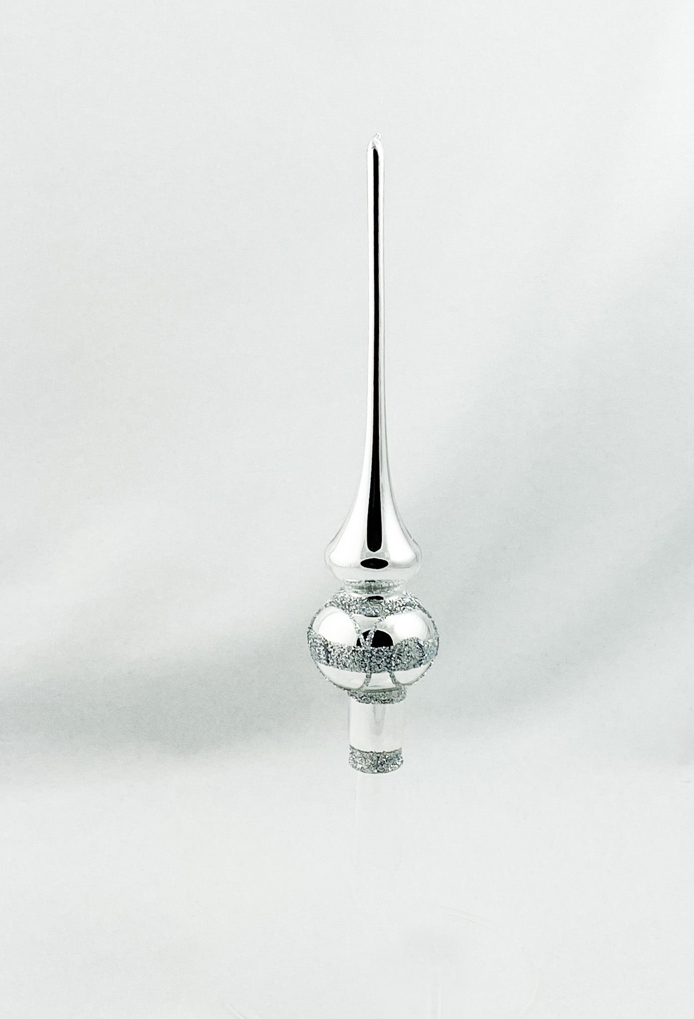 Kleine Spitze Silber, glänzend mit silbernem Dekor