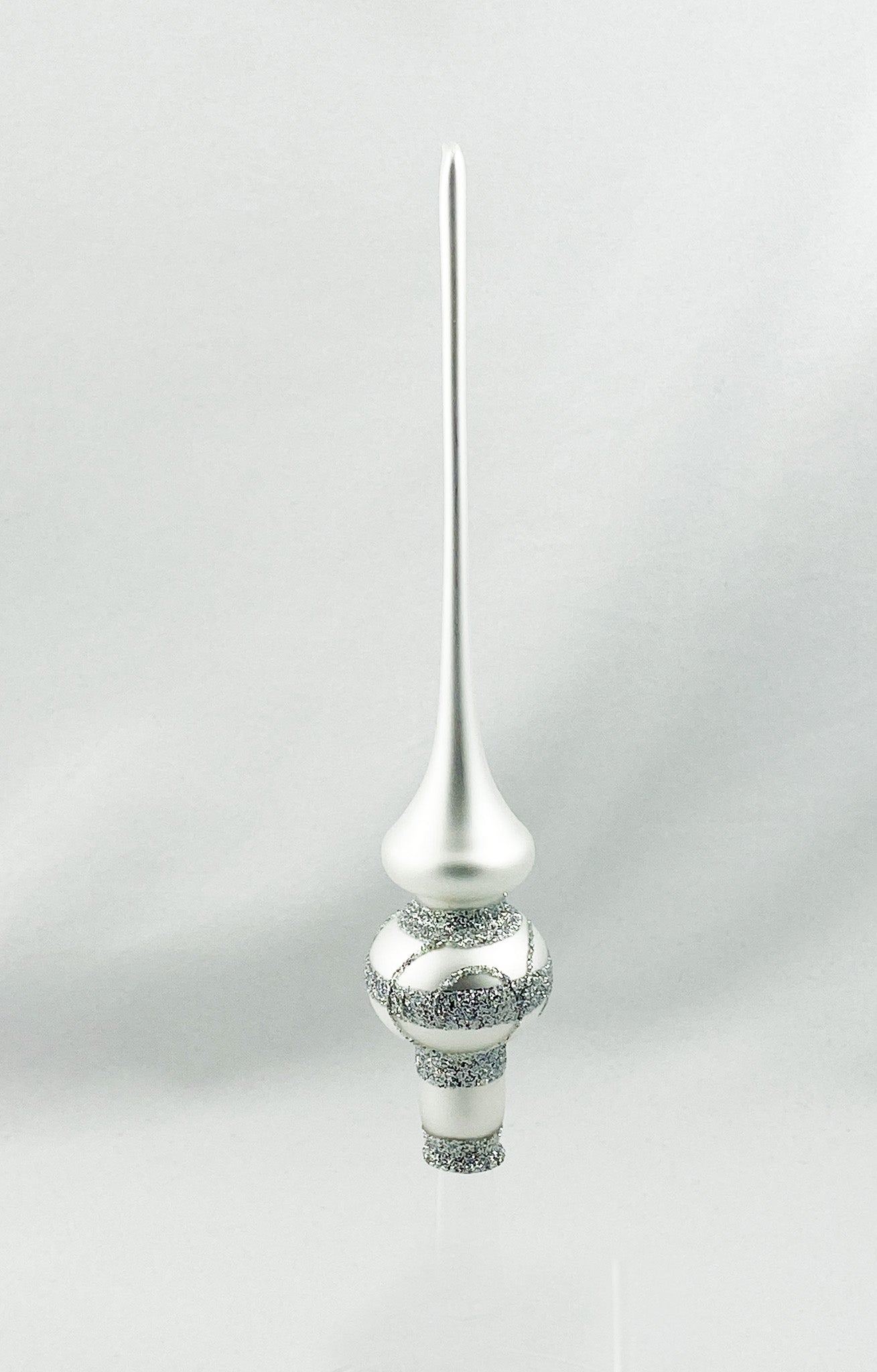 Kleine Spitze Weiss, matt mit silbernem Dekor