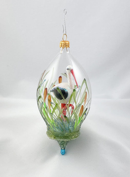 Storch steht im Weiher