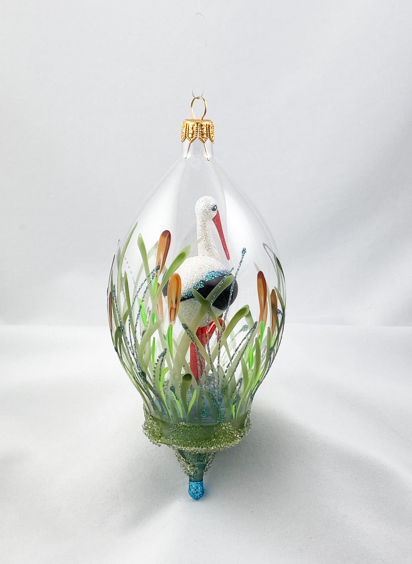 Storch steht im Weiher