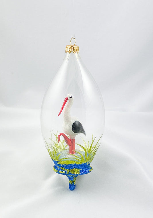 Storch steht im Schilf