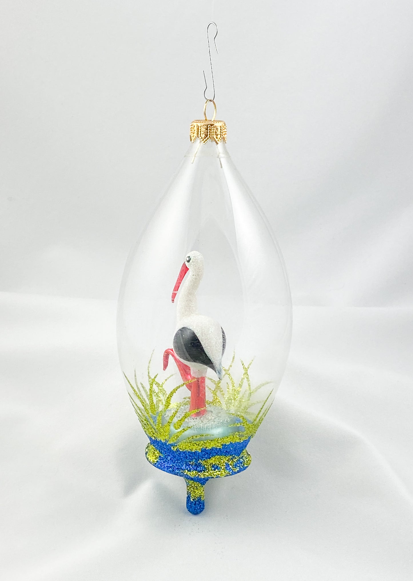 Storch steht im Schilf