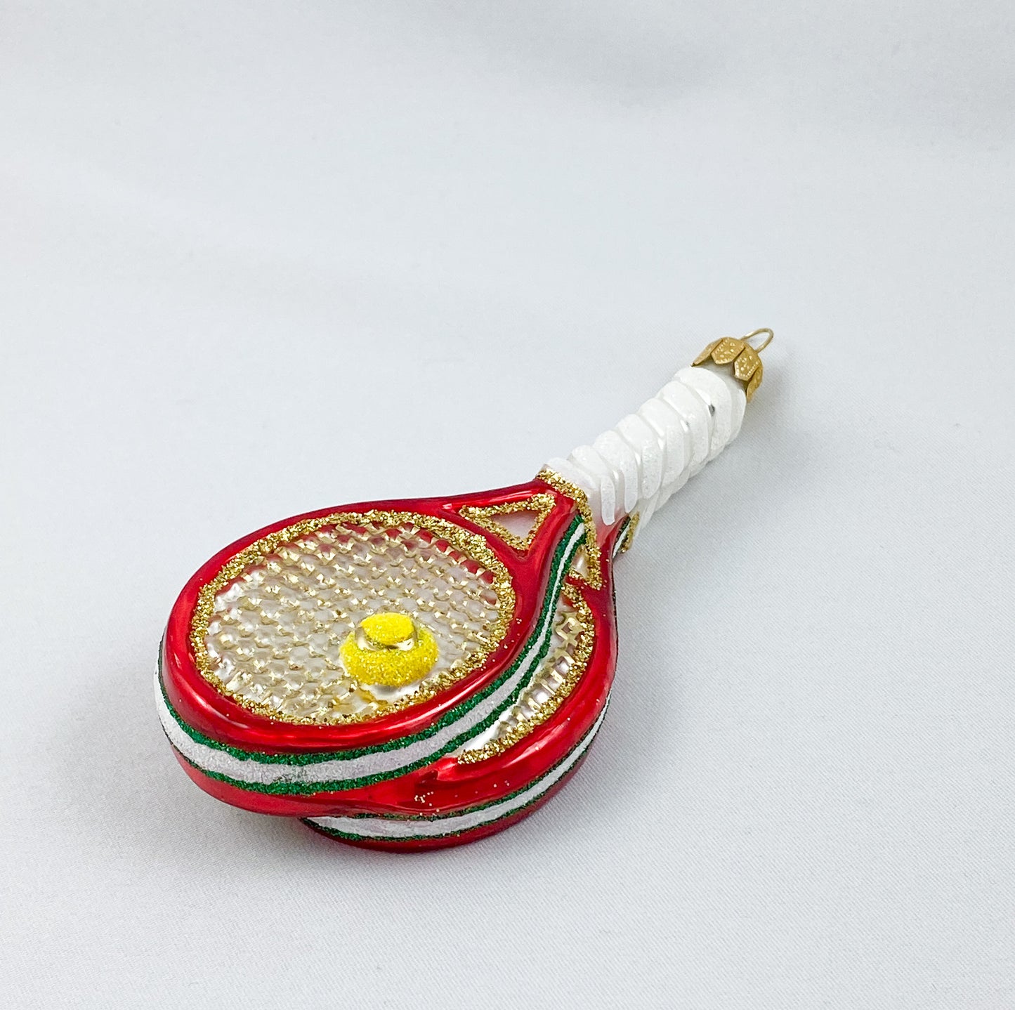 Tennisschläger mit gelbem Ball