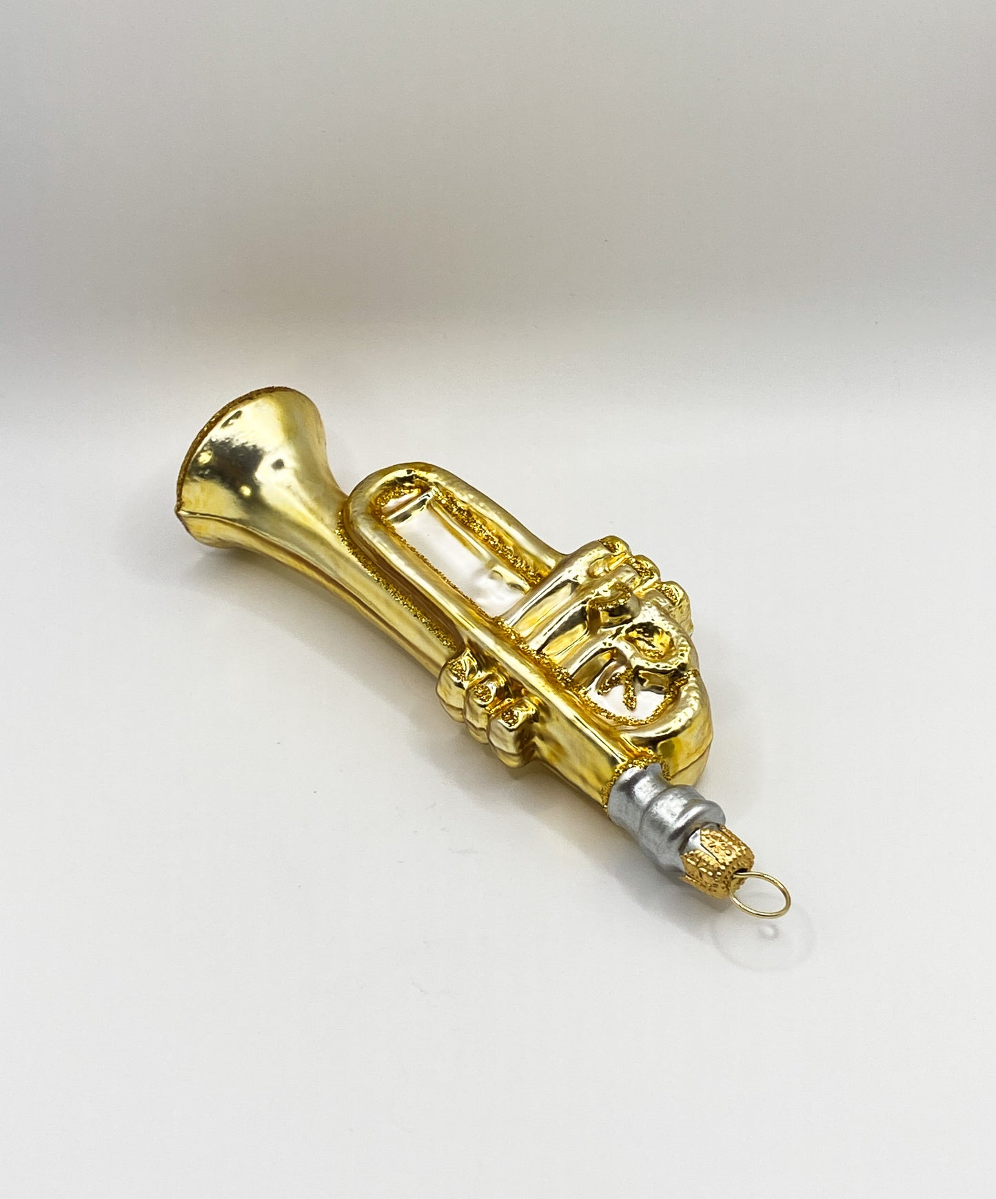 Goldene Trompete mit silbernem Mundstück