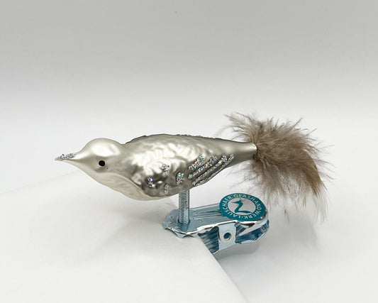 Kleiner Vogel in warmem Grau mit Glitzer