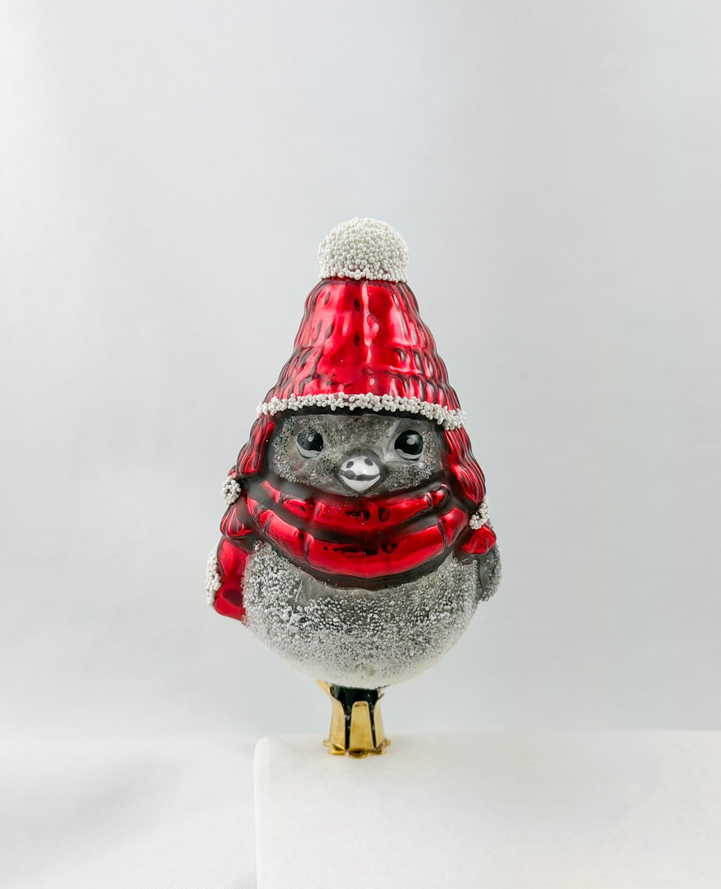 Mountain tit with red cap and red scarf on clip
