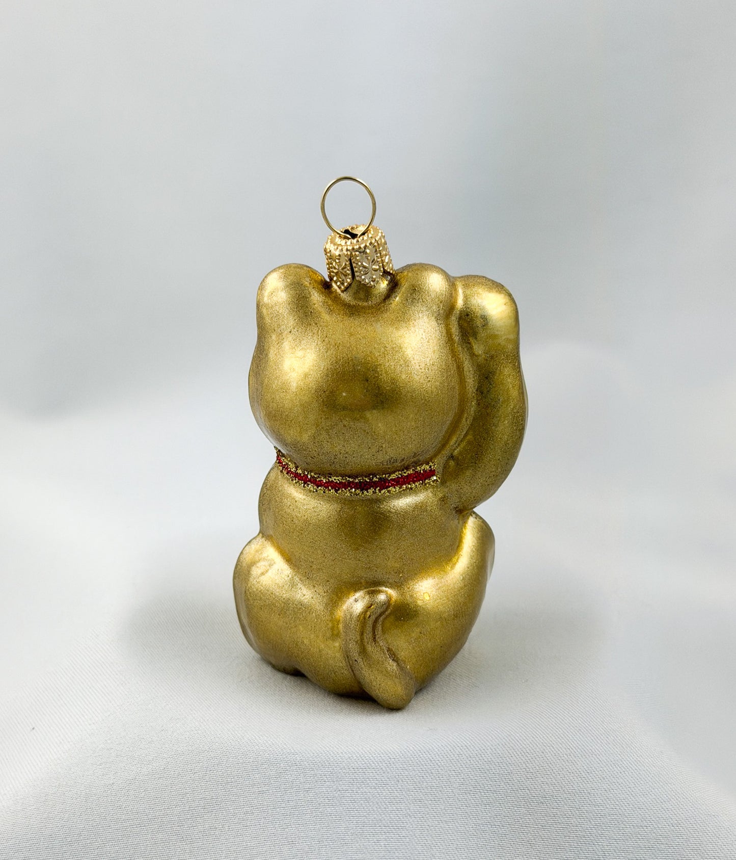 Kleine goldene Maneki-Neko, asiatische Glückskatze