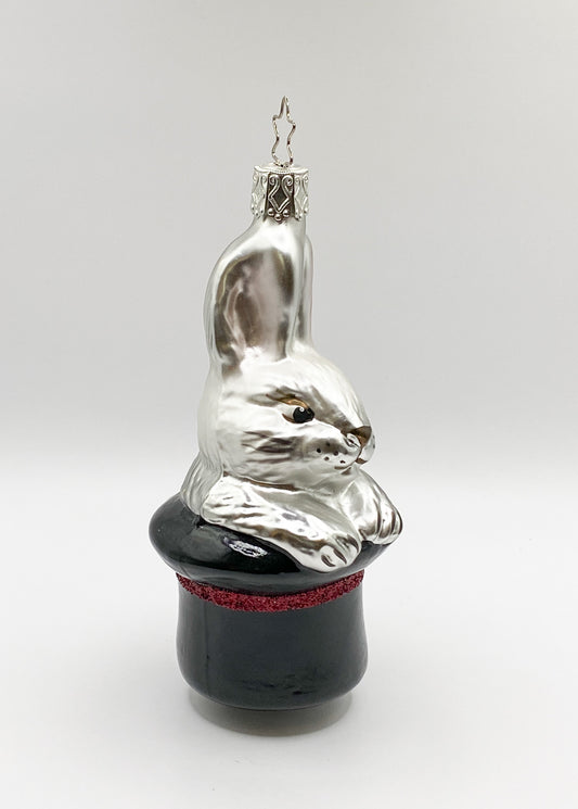 Weisser Hase im Zauberhut