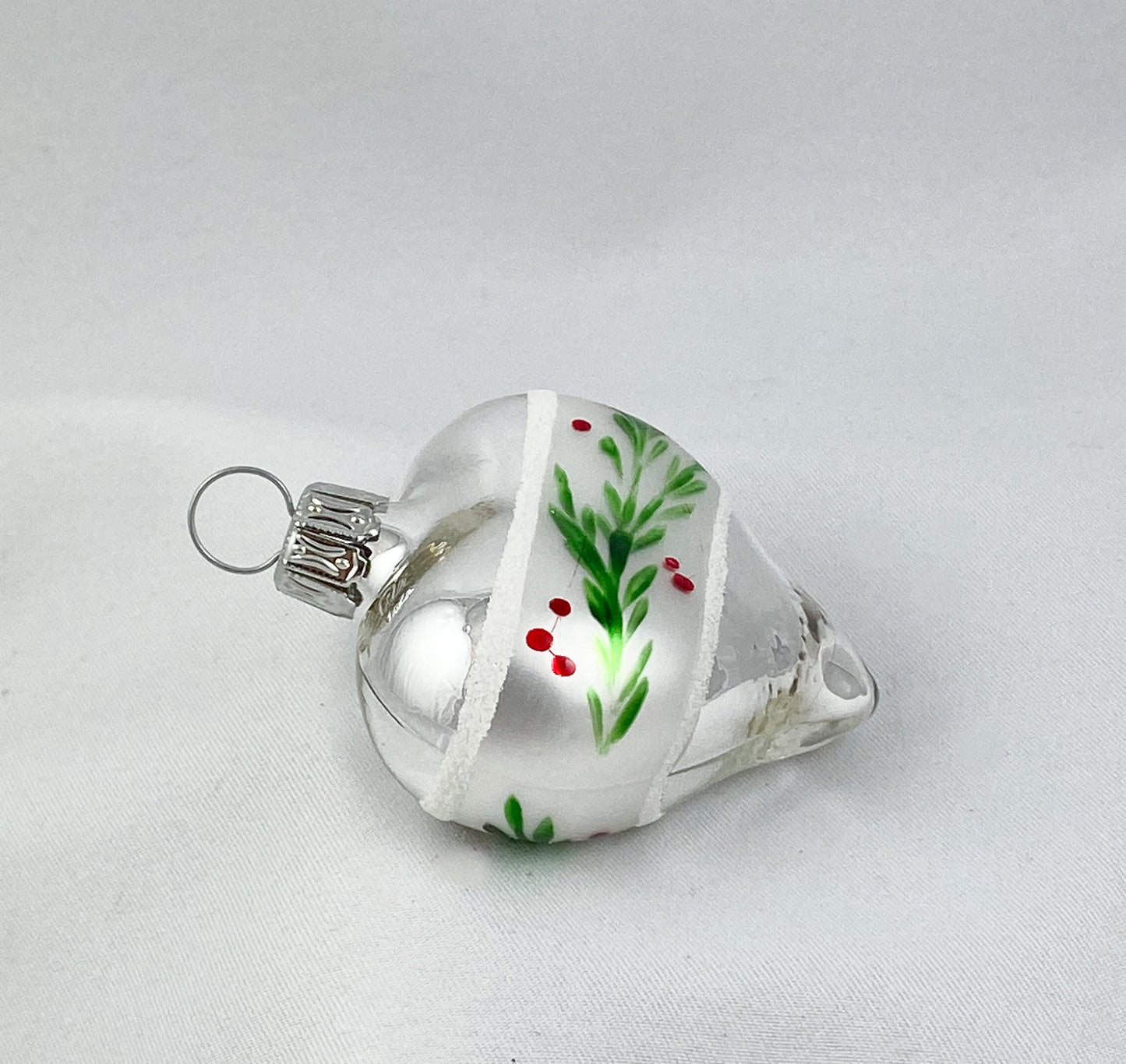 Silbernes Herz mit grünem Zweig