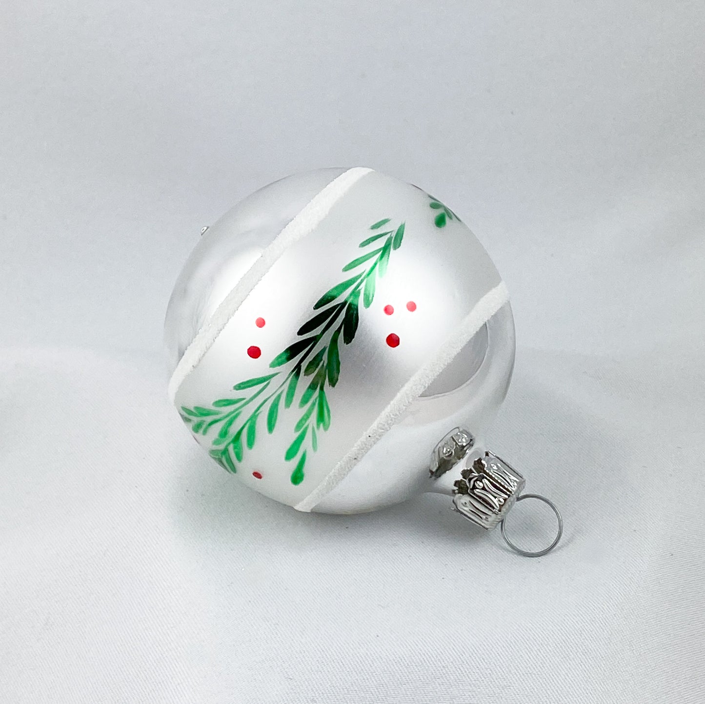 Silberne Kugel mit grünem Zweig