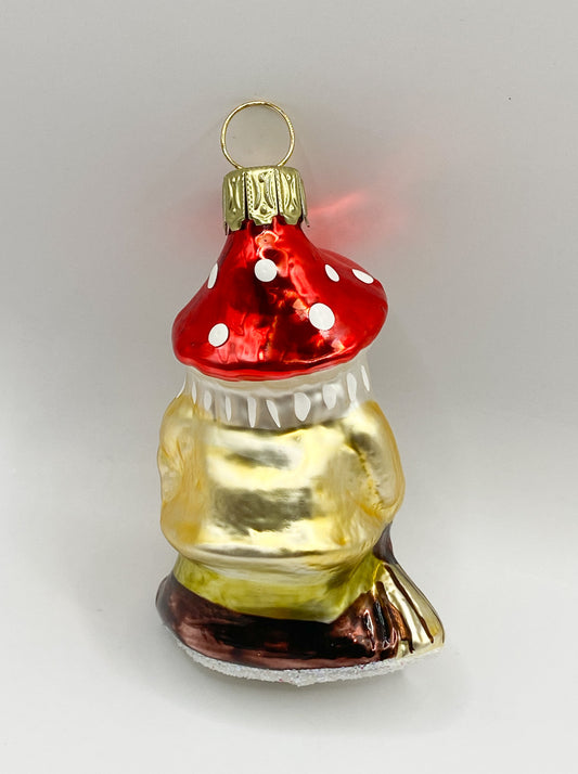 Der kleine Zwerg mit Pilzmütze arbeitet im Wald