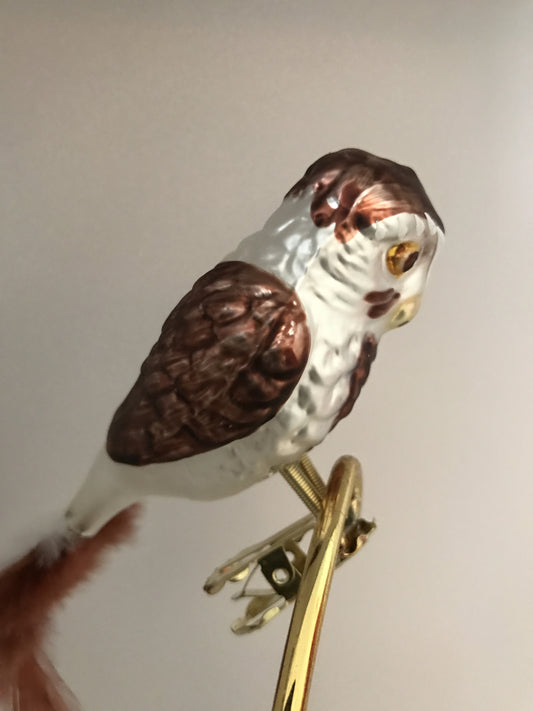 8693