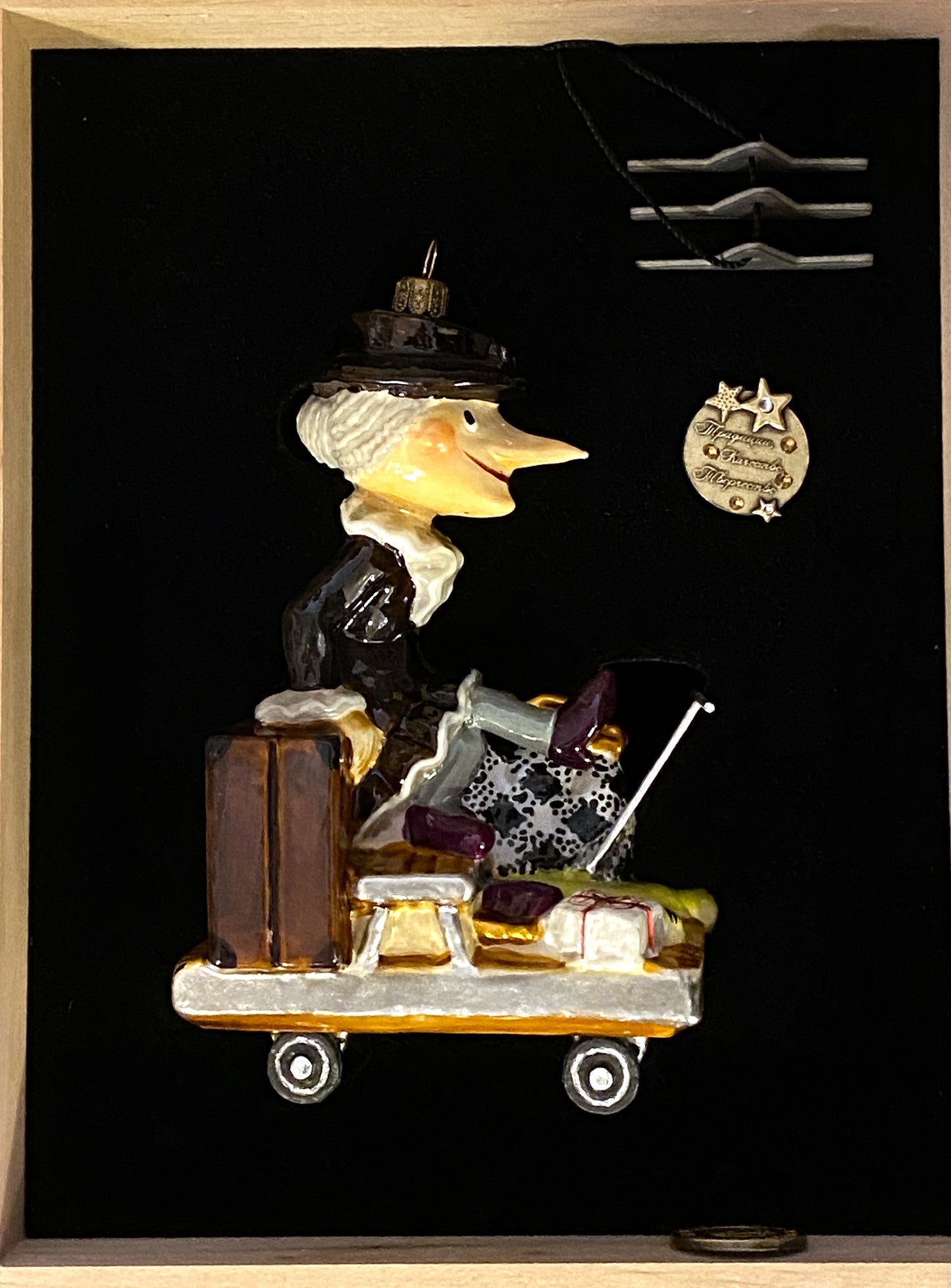 Baumschmuck-Christbaumschmuck-AtlasArt-Chapeau-Chlaque-Eisenbahn-Draisine-Tschiburaschka-Russland-weihnachts-deko-ch-Galerie-Luechinger-6