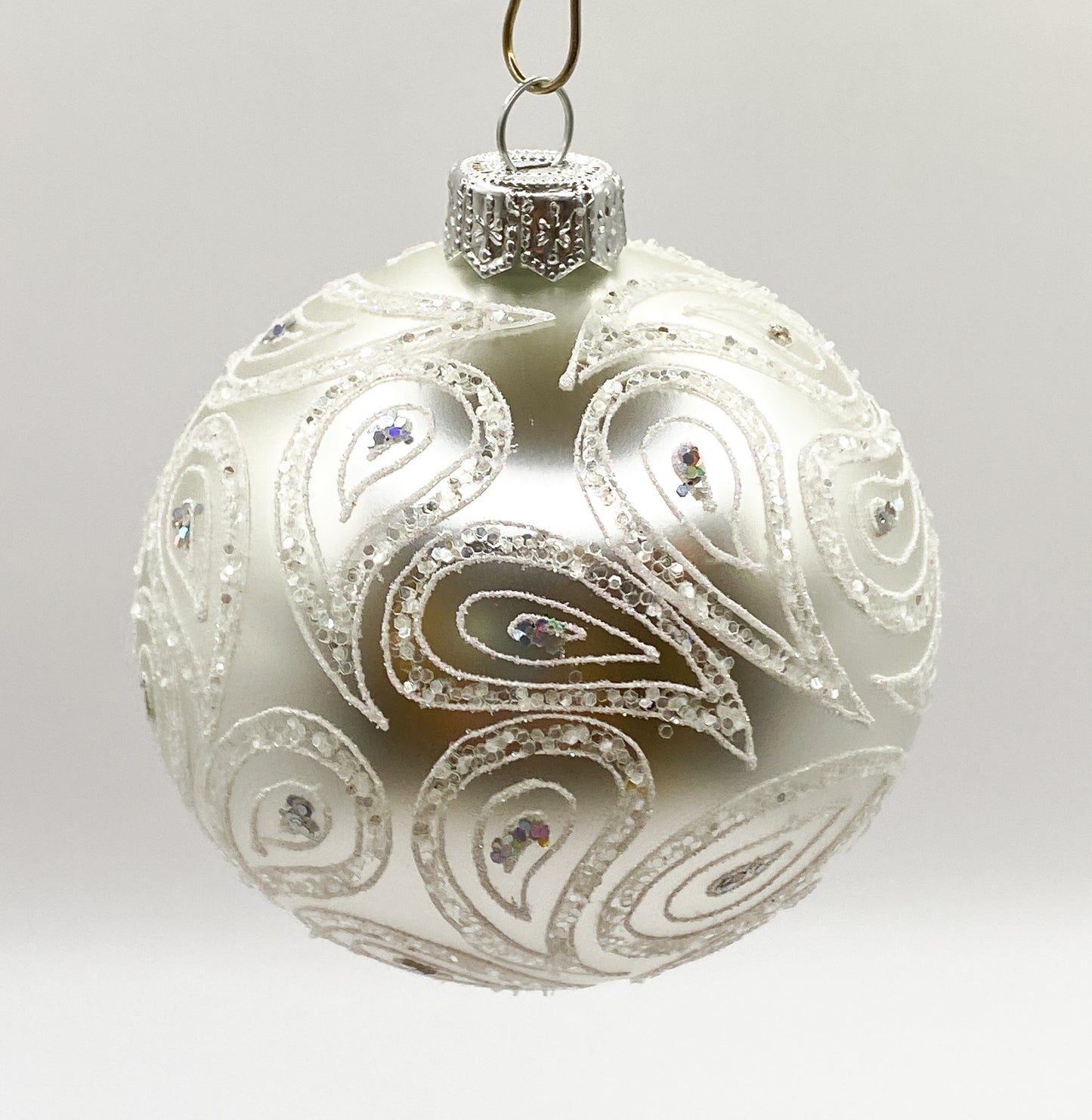 Baumschmuck-Christbaumschmuck-Christbaumkugel-weiss-silber-weihnachts-deko-ch-Galerie-Luechinger-ch