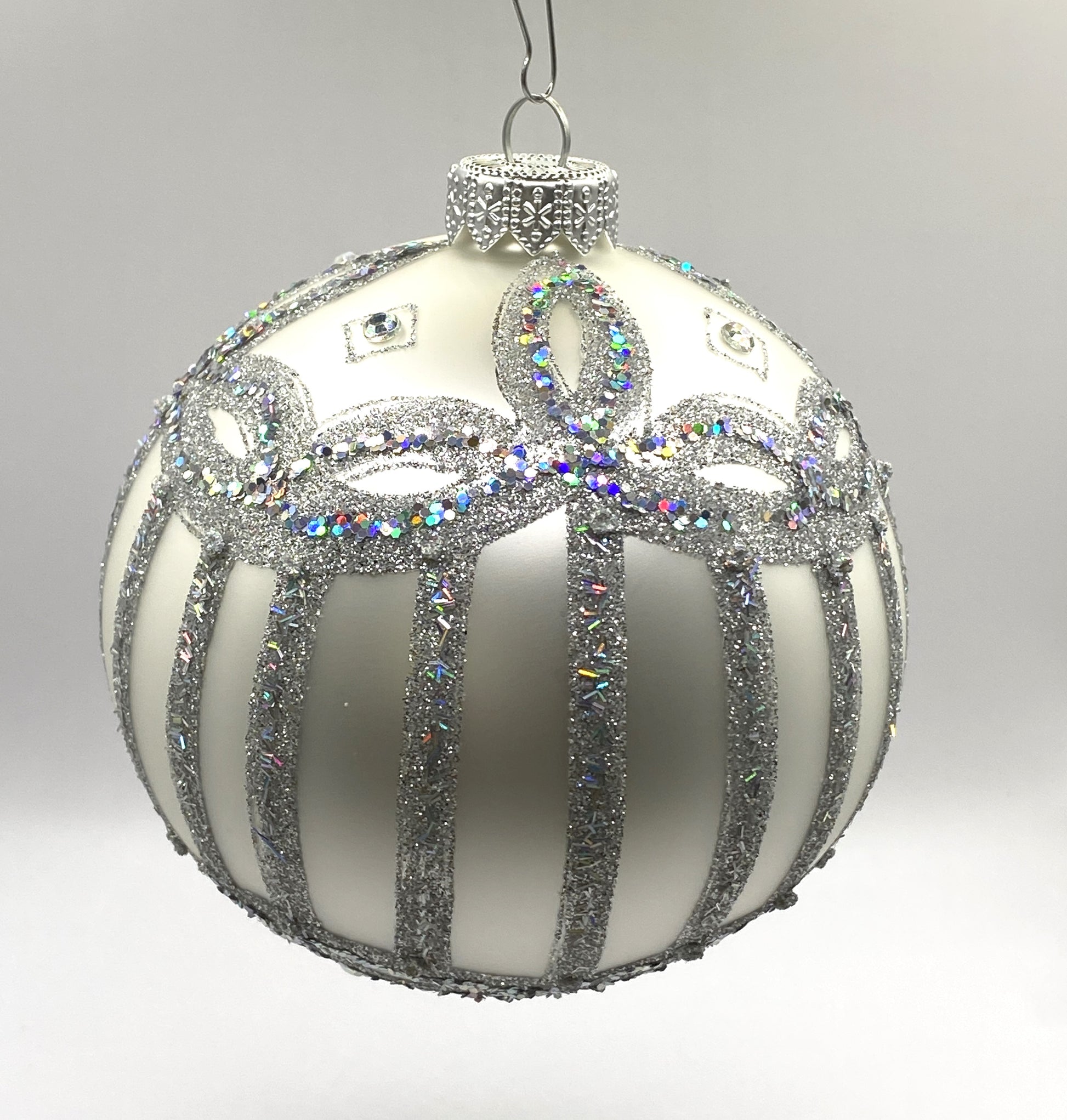 Baumschmuck-Christbaumschmuck-Weihnachts-Kugel-silber-weiss-Biedermeier-weihnachts-deko-ch-Galerie-Luechinger-1
