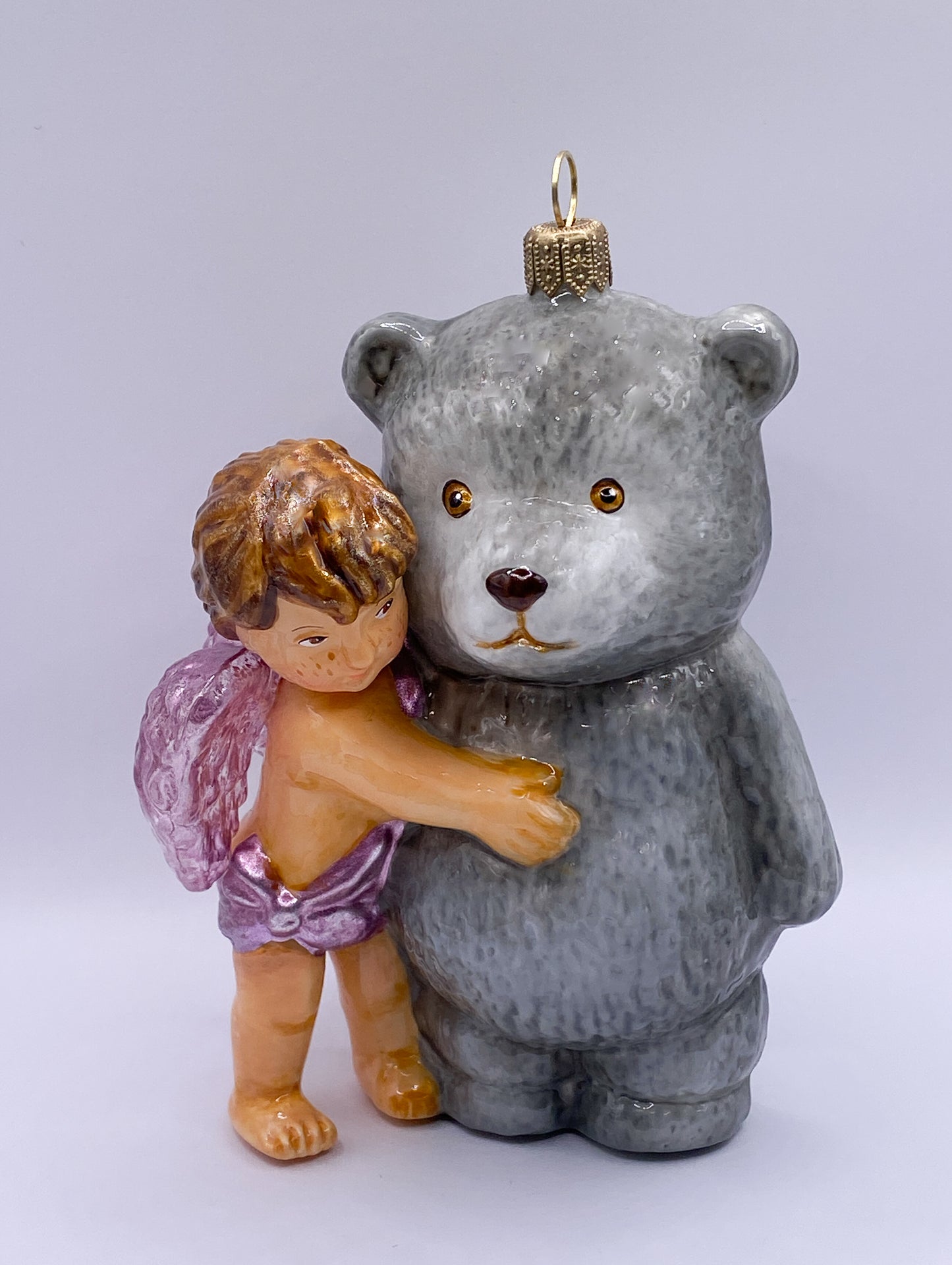 Baumschmuck-Christbaumschmuck-atlasart-engel-baer-umarmung-weihnachts-deko-ch-Galerie-Luechinger