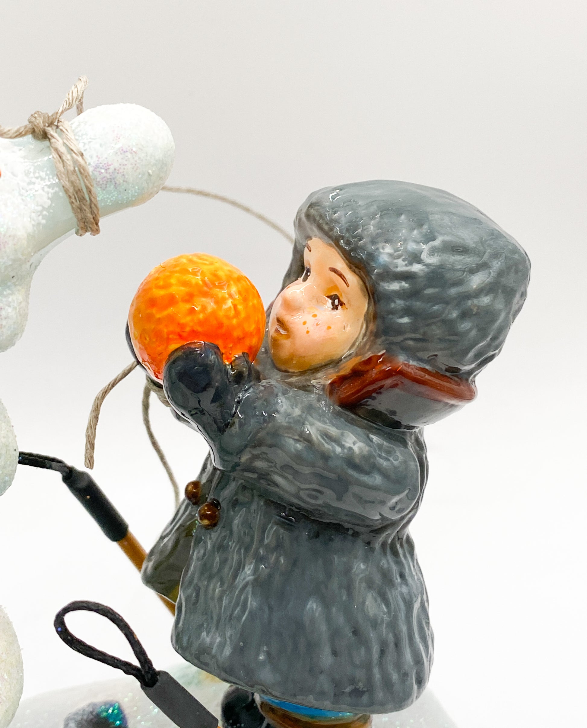 Baumschmuck-Christbaumschmuck-atlasart-maedchen-weihnachtsbaum-orange-skifahren-weihnachts-deko-ch-Galerie-Luechinger3