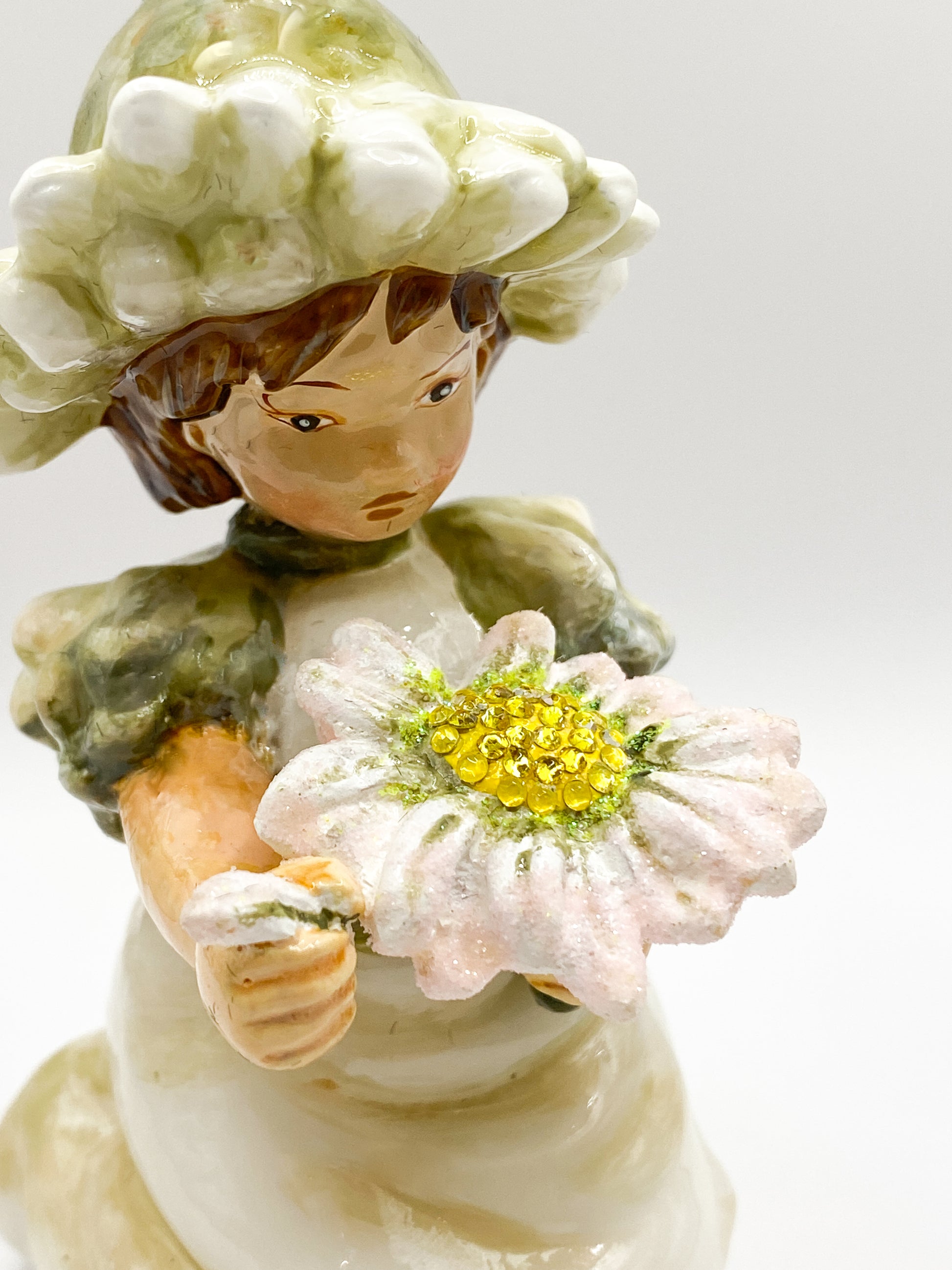 Baumschmuck-Christbaumschmuck-maedchen-margerite-er-liebt-mich-liebt-mich-nicht-atlasart-weihnachts-deko-ch-Galerie-Luechinger6