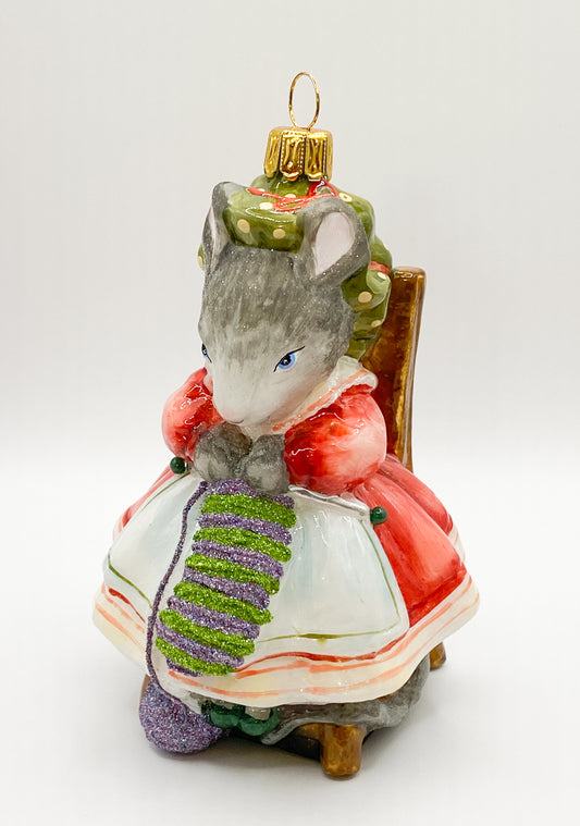Baumschmuck-Christbaumschmuck-maus-maedchen-stricken-stuhl-gem-tlich-mostowski-komozja-weihnachts-deko-ch-Galerie-Luechinger