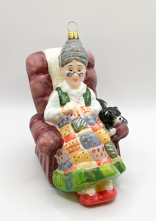 Baumschmuck-Christbaumschmuck-oma-katze-gemuetlich-fauteuil-mostowski-komozja-weihnachts-deko-ch-Galerie-Luechinger