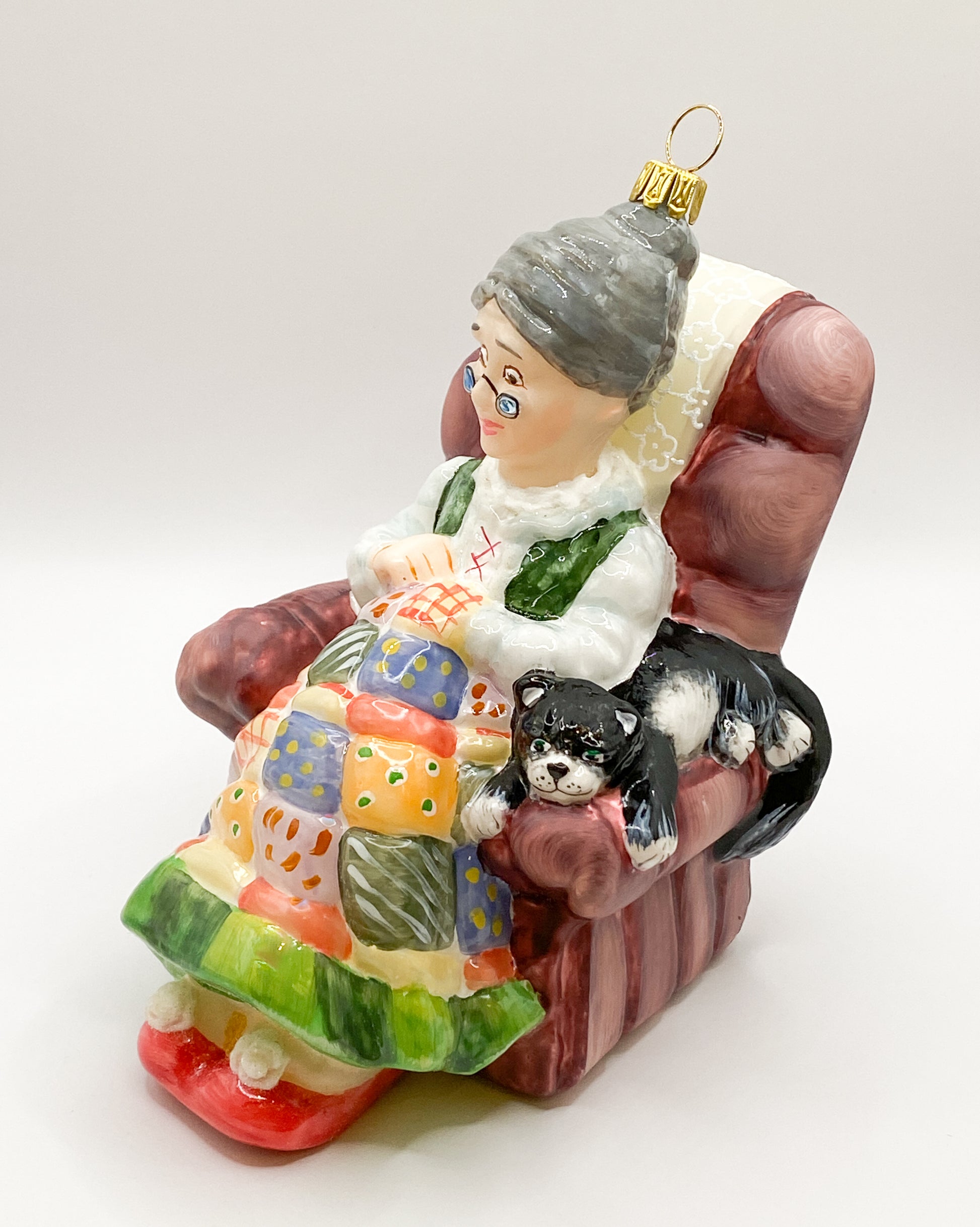 Baumschmuck-Christbaumschmuck-oma-katze-gemuetlich-fauteuil-mostowski-komozja-weihnachts-deko-ch-Galerie-Luechinger1