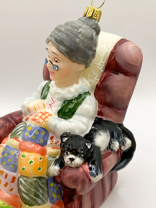 Baumschmuck-Christbaumschmuck-oma-katze-gemuetlich-fauteuil-mostowski-komozja-weihnachts-deko-ch-Galerie-Luechinger2