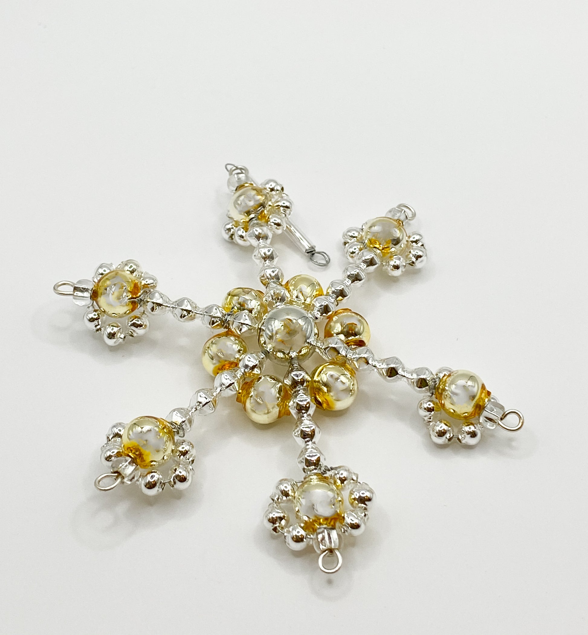 Baumschmuck-Christbaumschmuck-schneeflocke-gablonz-perlen-weihnachts-deko-ch-Galerie-Luechinger23