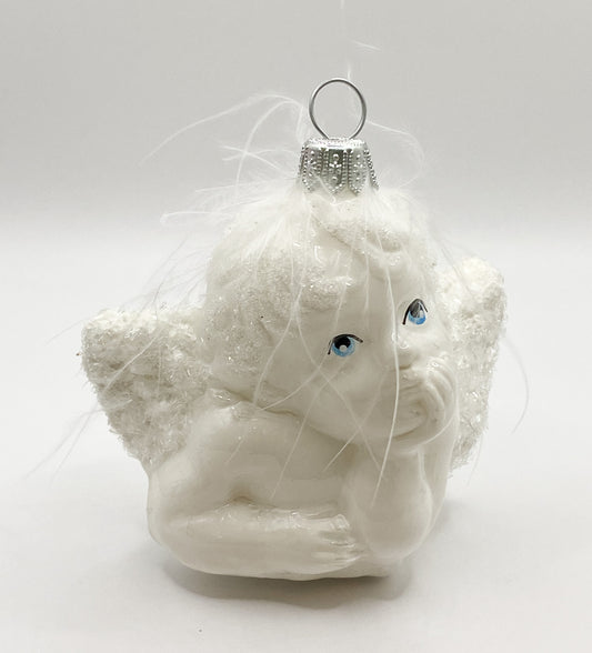 Putto sinnierend in glänzendem Weiss mit Glitzer-Flügeln, Raffael Engel