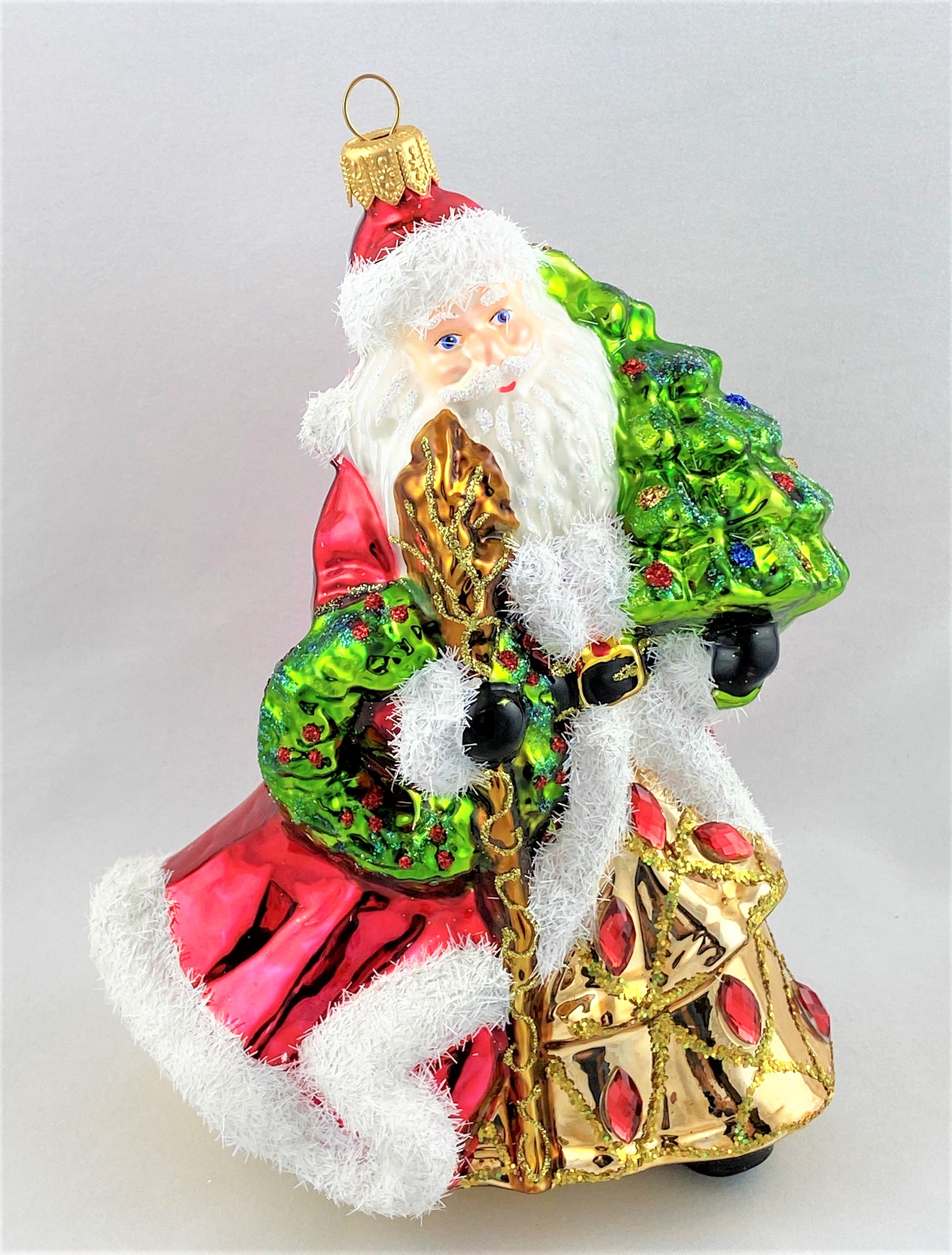 Der Weihnachtsmann im edlen Gewand bringt den Christbaum3