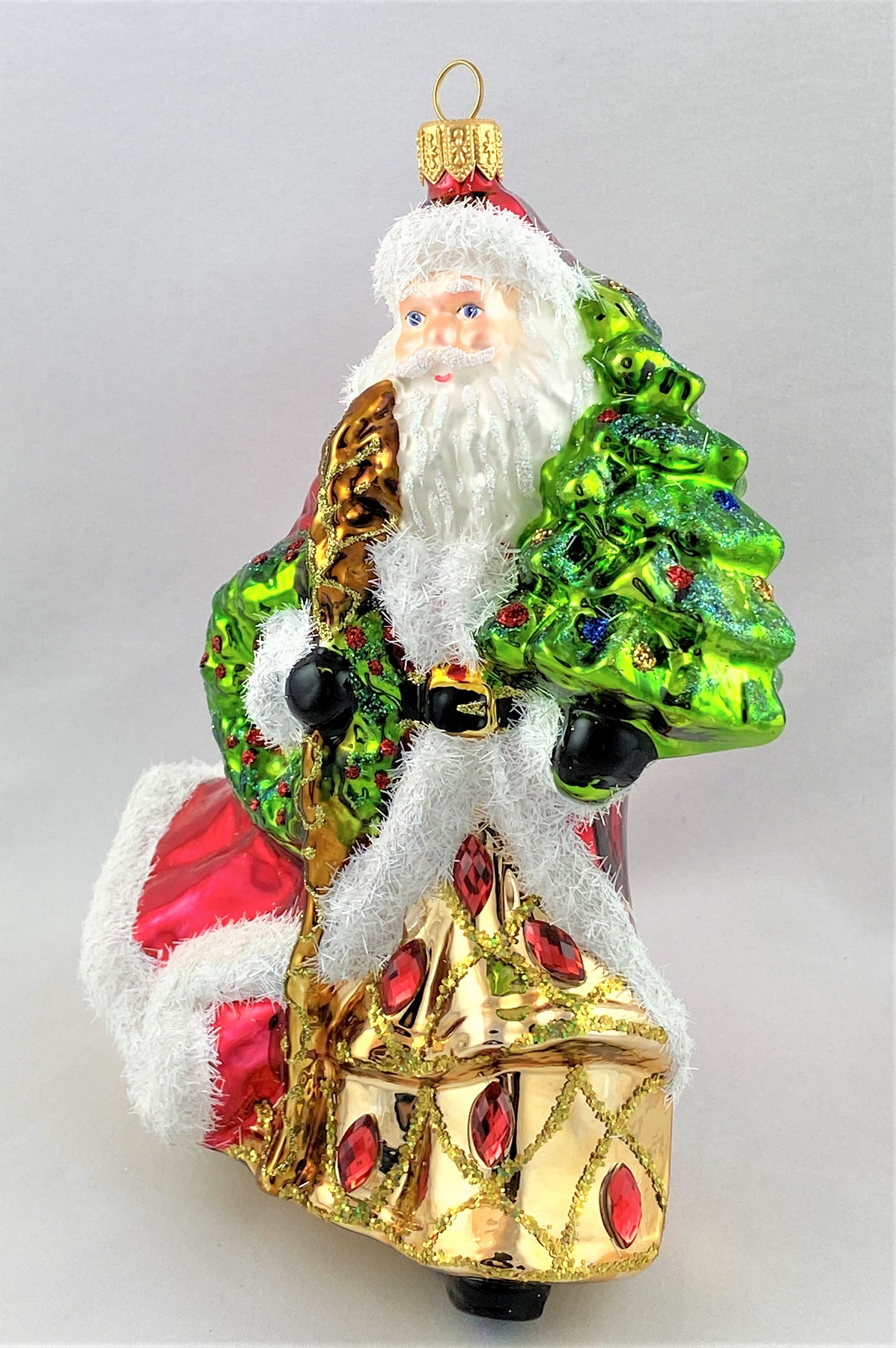 Der Weihnachtsmann im edlen Gewand bringt den Christbaum2