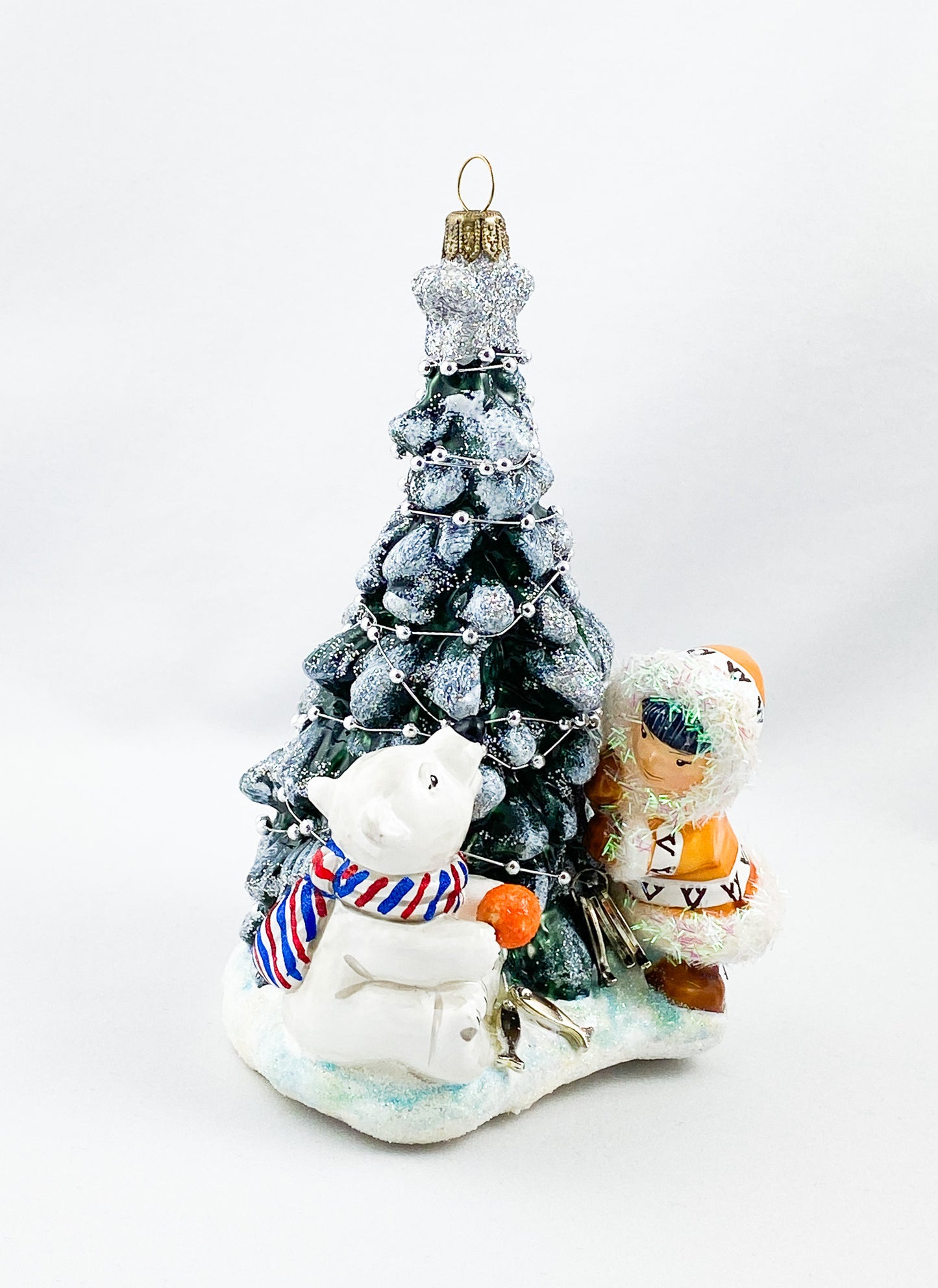Der kleine Eisbär und das Inuitmädchen schmücken zusammen den Weihnachtsbaum, AtlasArt