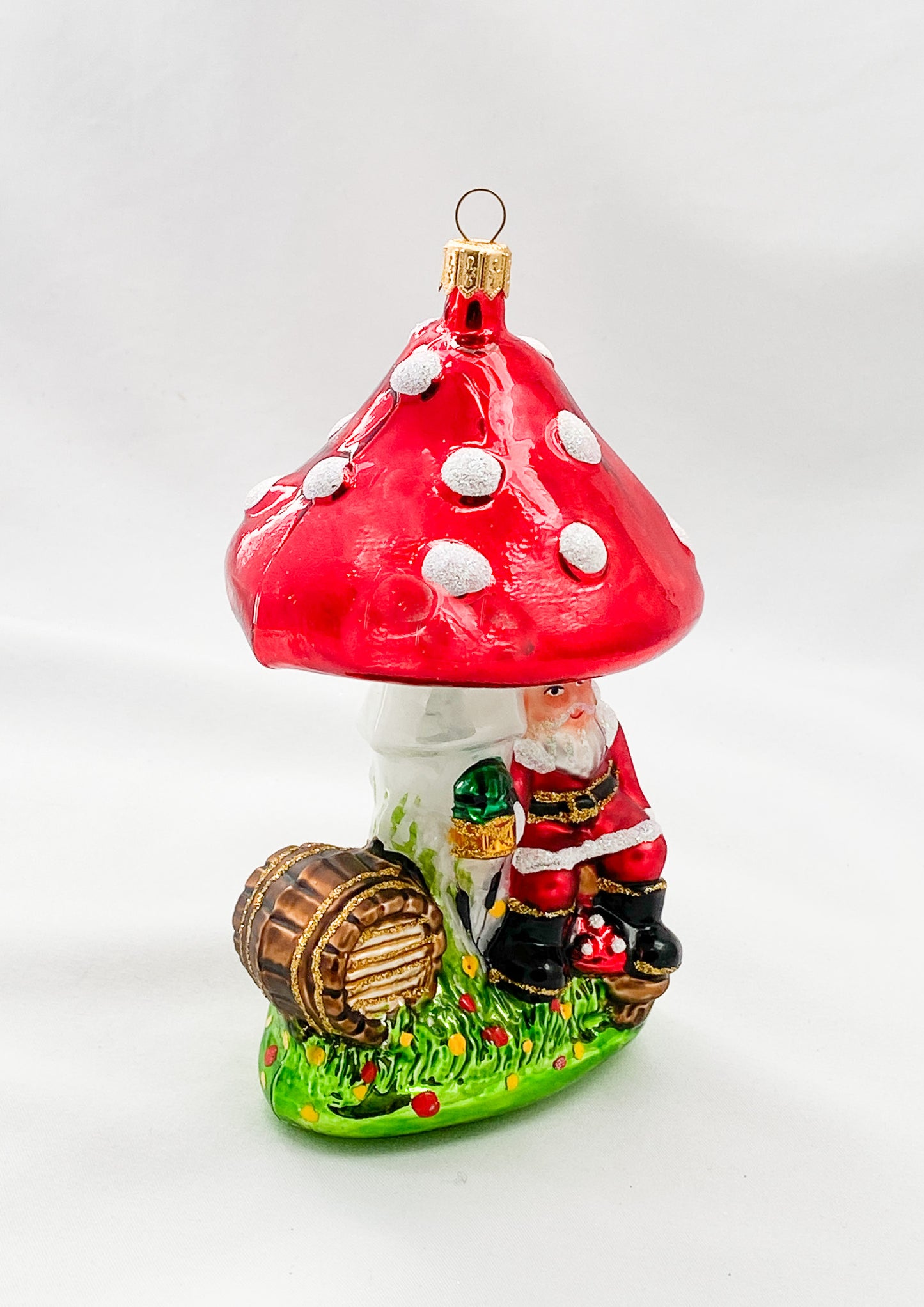 Der Weihnachtsmann hat es sich unter dem Fliegenpilz gemütlich gemacht