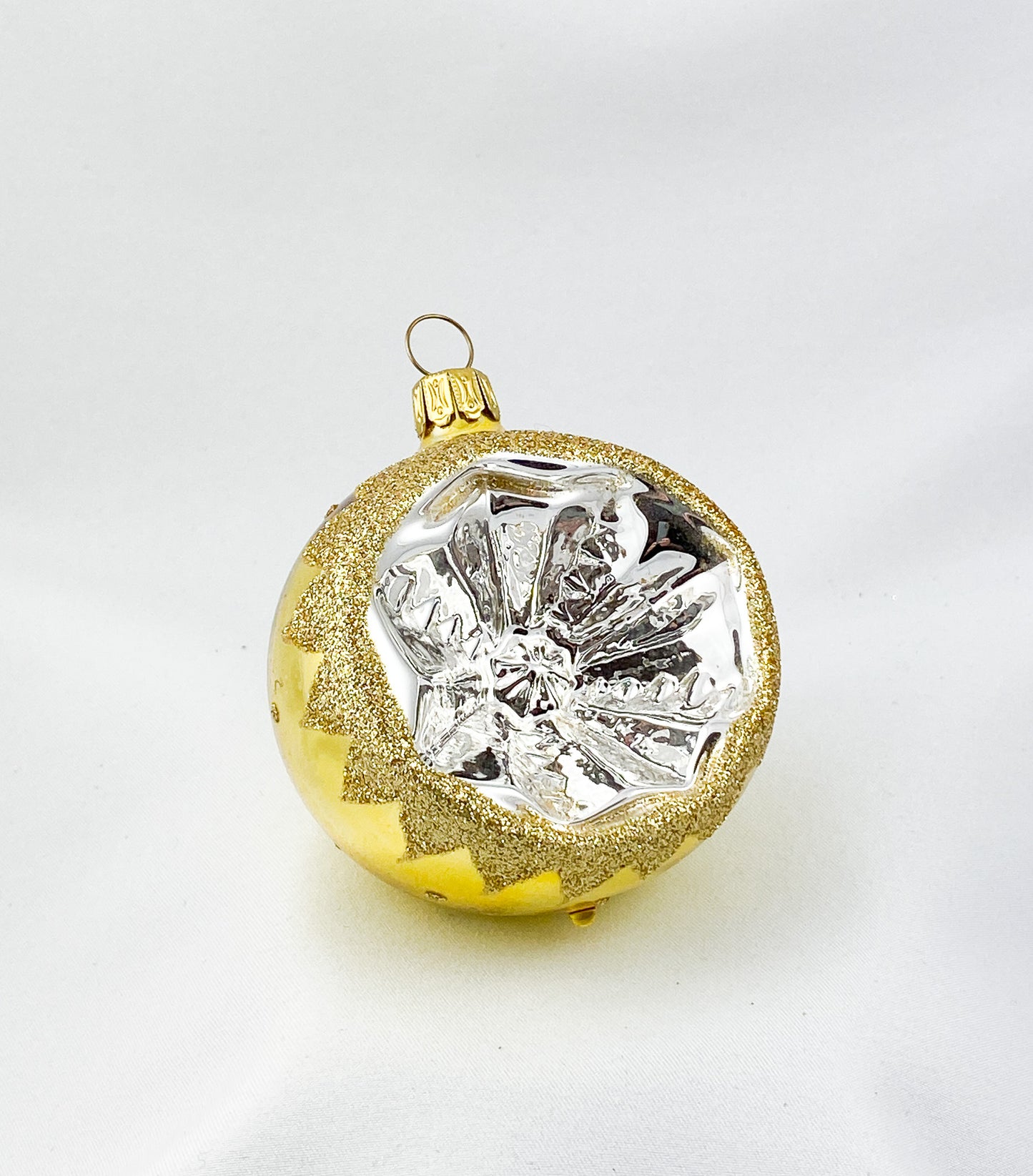 Kugel gold glanz mit silbernem Einstich und goldenem Dekor