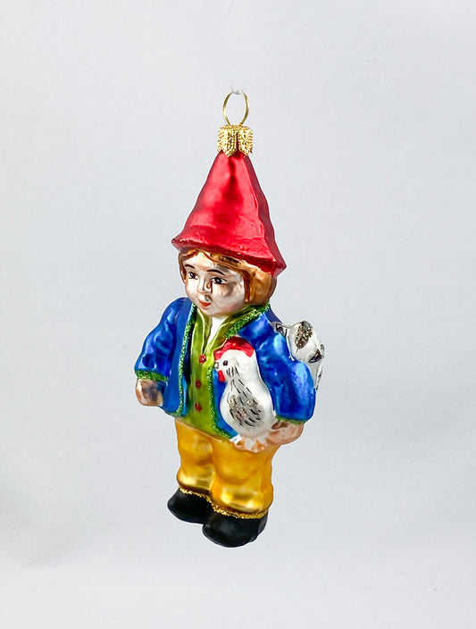 Zwerg in blauer Jacke mit Huhn unter dem Arm