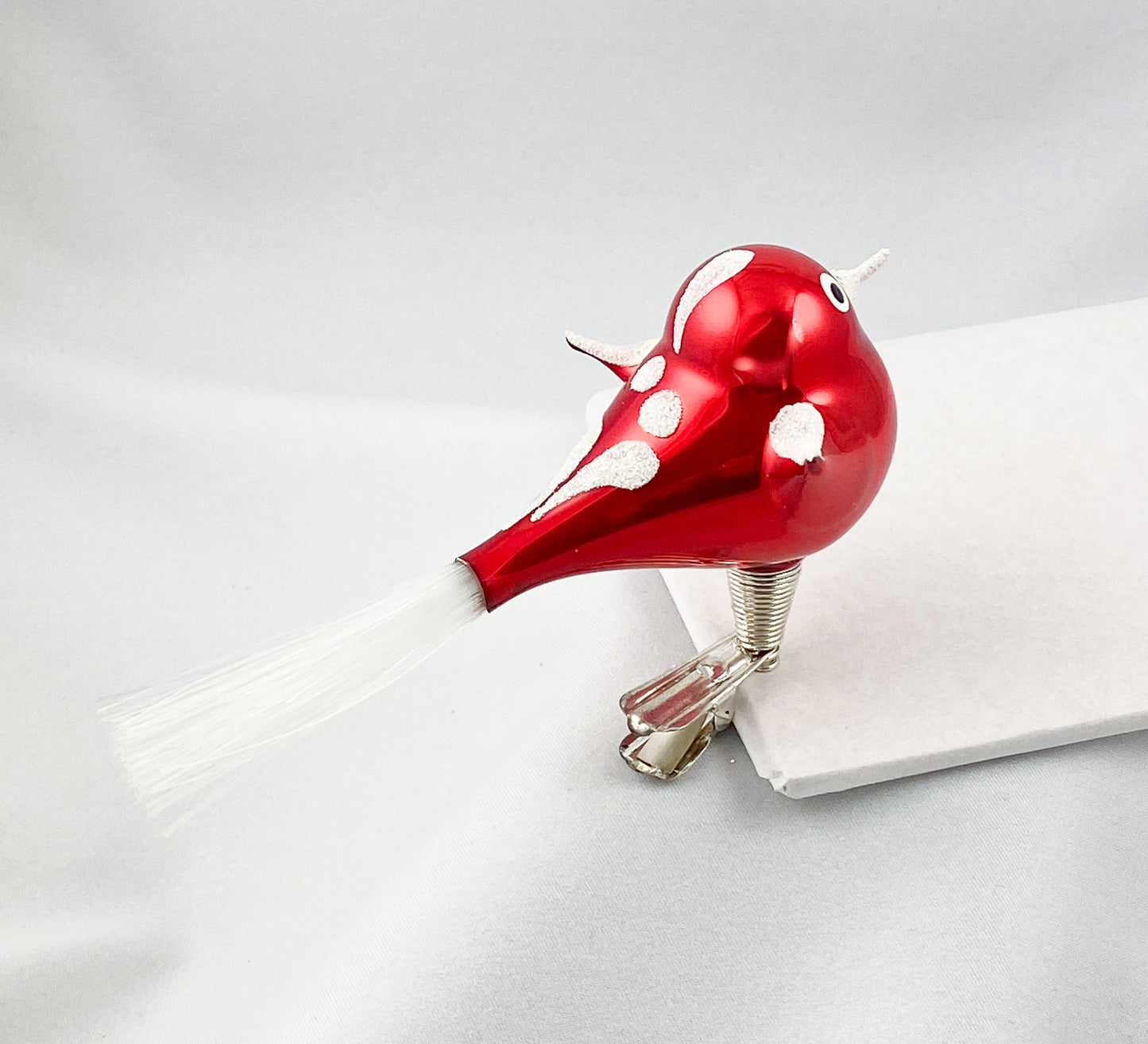 Lustiger rotes Vögeli mit weissem Dekor und weissem Schwanz