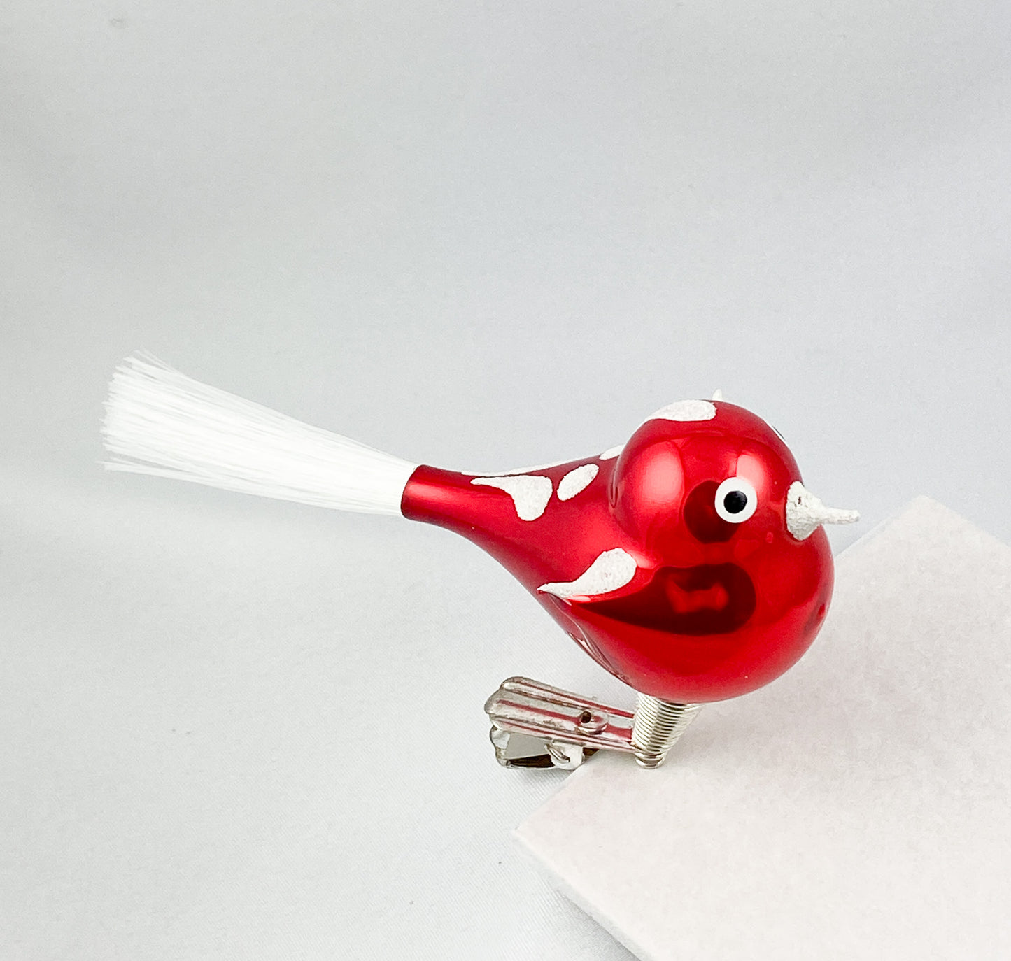 Lustiger rotes Vögeli mit weissem Dekor und weissem Schwanz