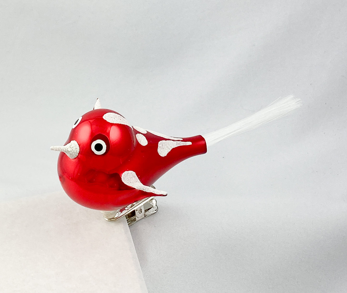 Lustiger rotes Vögeli mit weissem Dekor und weissem Schwanz