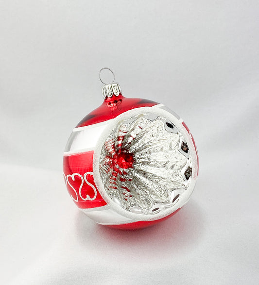 Kugel mit einem Reflex in Rot und Silber