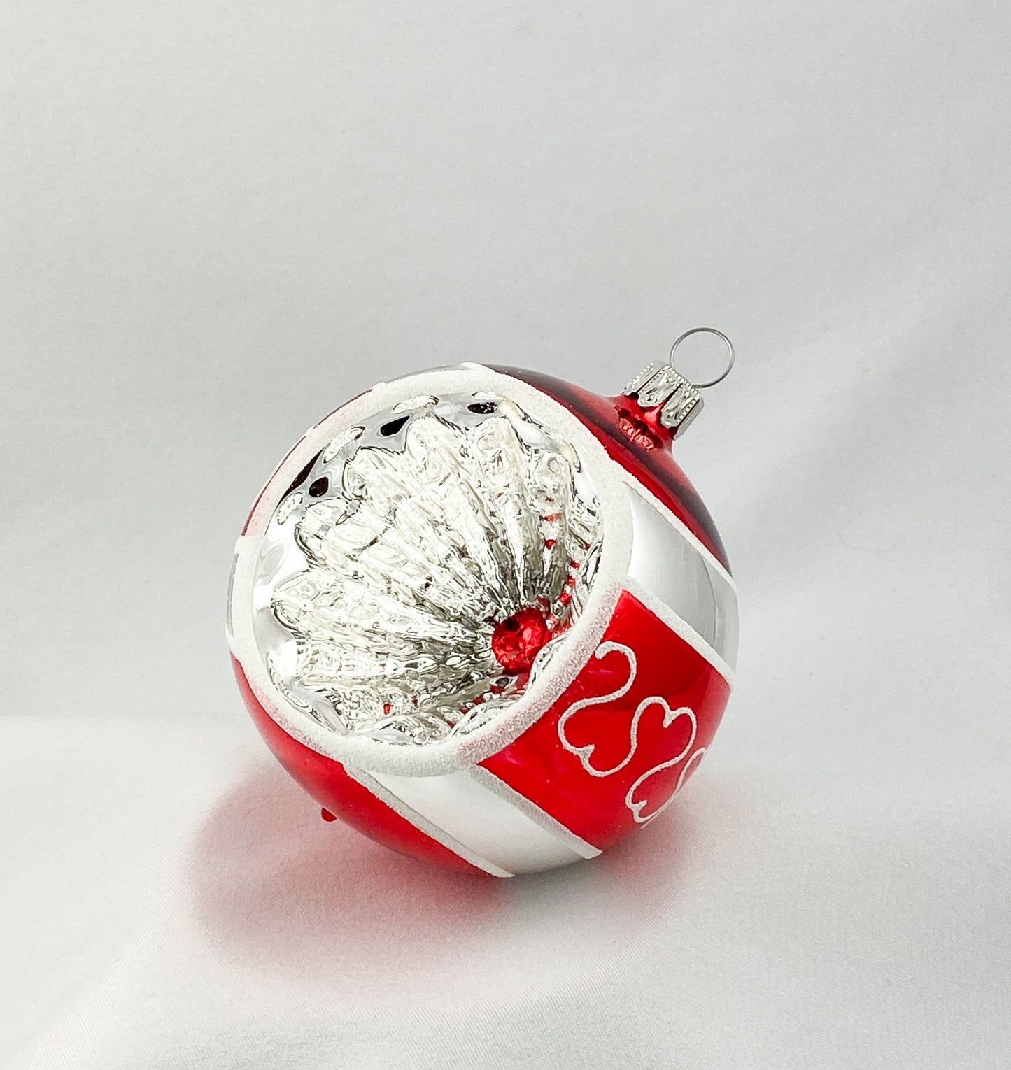 Kugel mit einem Reflex in Rot und Silber