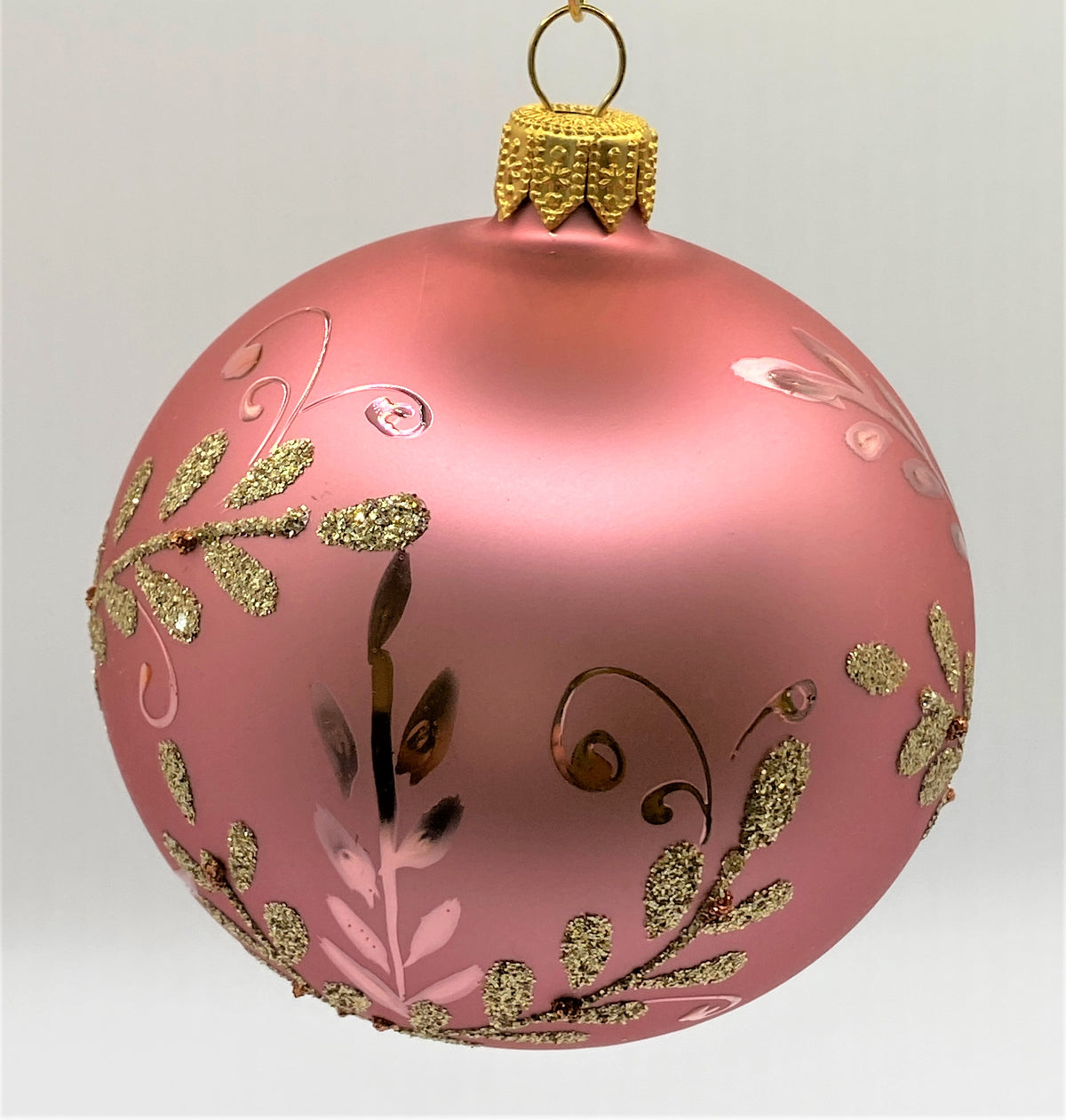Weihnachtsschmuck Kugel altrosa mit goldenem Ranken-Motiv – Lüchinger Galerie