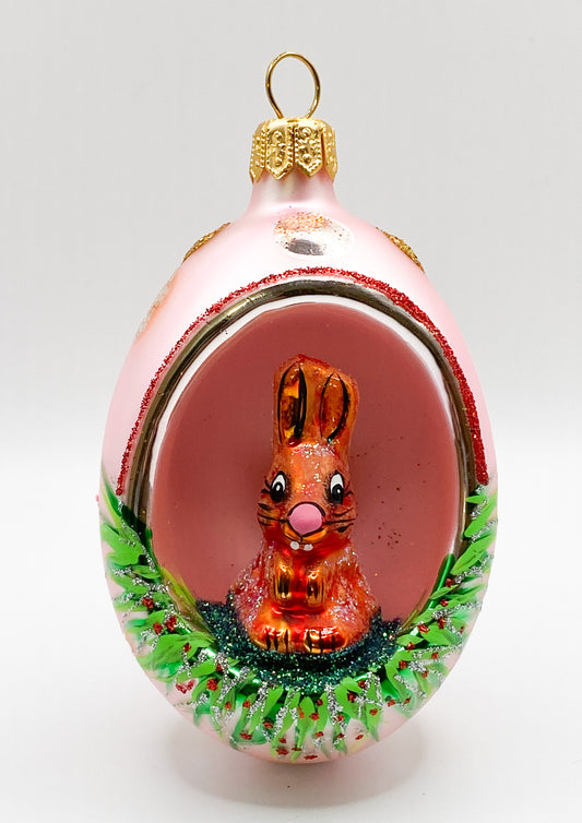 Offenes Osterei rosa mit Hase