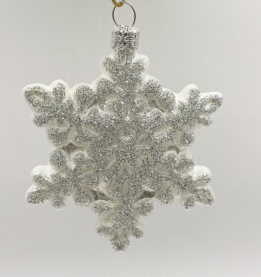 Weisse Schneeflocke mit silbernem Glitzer