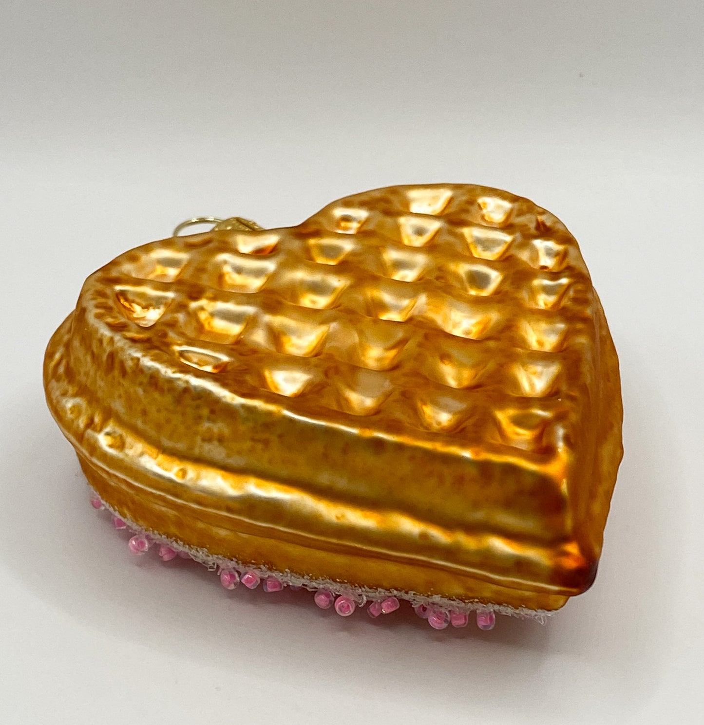 Heart-shaped waffle with pink sprinkles, Gaufre