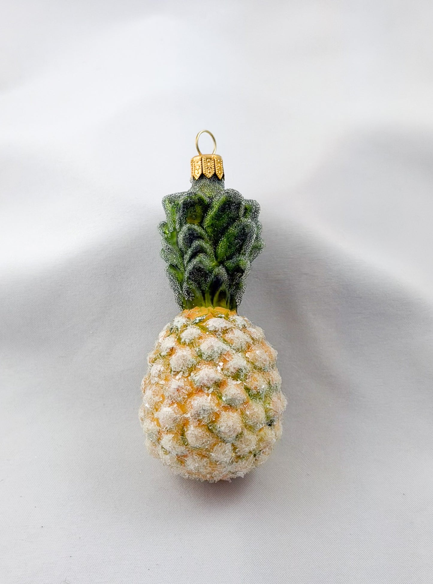 Ganze Ananas mit Eis-Glitzer
