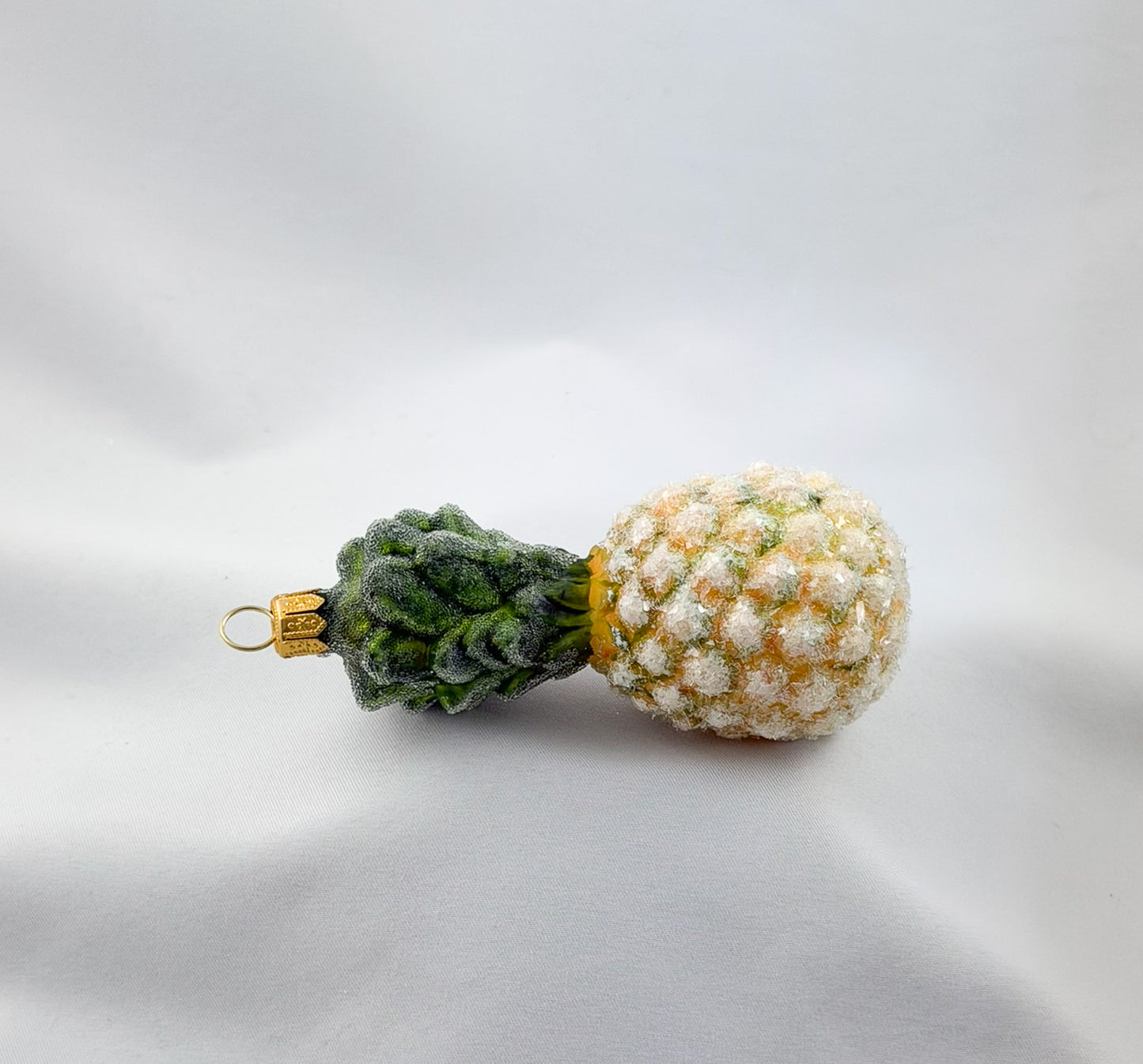 Ganze Ananas mit Eis-Glitzer