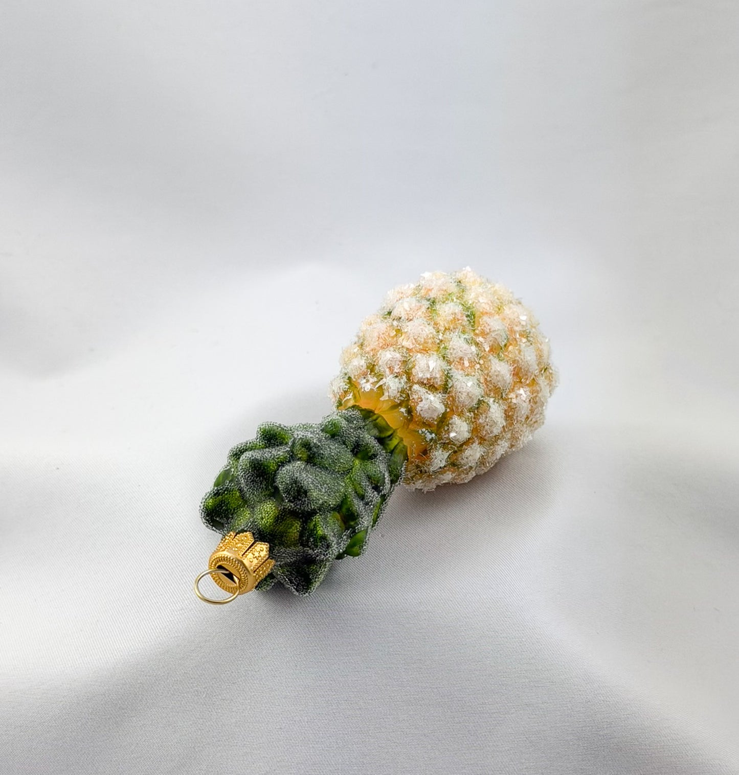 Ganze Ananas mit Eis-Glitzer